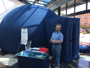 No, non è un igloo blu, è il planetario!