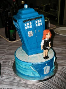 il dolce di Gisella: un piccolo Tardis con una piccola Amy Pond.