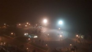 Il lungomare di notte e con la nebbia. Volevo solo condividere questa suggestiva immagine. 