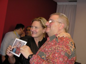 Denise crosby assieme a un maturo fan, con una foto che attesta il loro precedente incontro in Sticcon, dodici anni fa. Lui indossa sempre la stessa camicia!