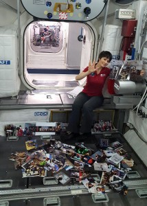 Samantha Cristoforetti con le nostre foto nel mockup del modulo Columbus a Colonia.